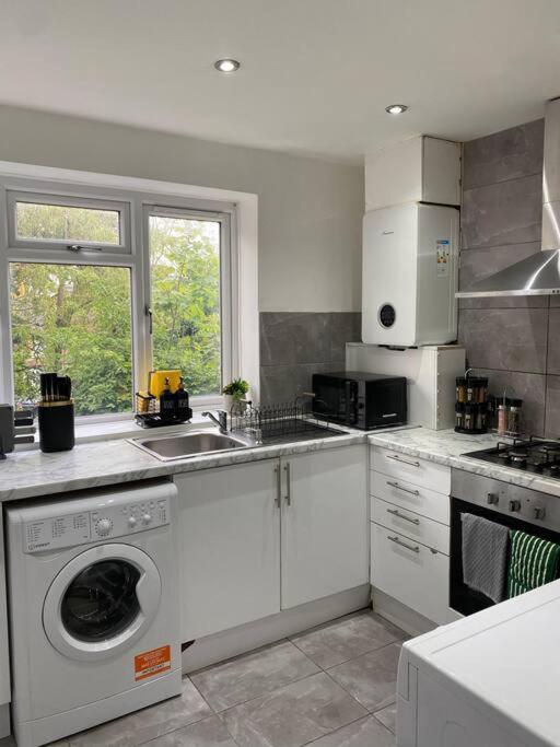 Luxury 2 Bedroom Apartment, Parking, Few Minutes Walk From Wembley Stadium Londra Esterno foto