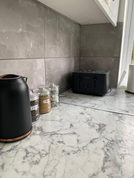 Luxury 2 Bedroom Apartment, Parking, Few Minutes Walk From Wembley Stadium Londra Esterno foto
