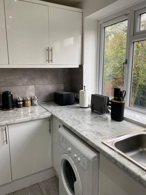 Luxury 2 Bedroom Apartment, Parking, Few Minutes Walk From Wembley Stadium Londra Esterno foto